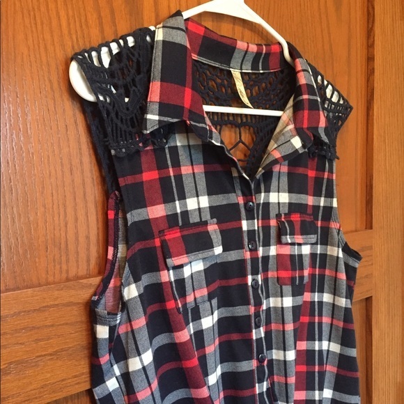 Bella D Plaid Sleeveless Tie Front Top, Si… - Picture 5 of 9